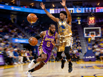 NBA湖人队与勇士队球员对抗画面